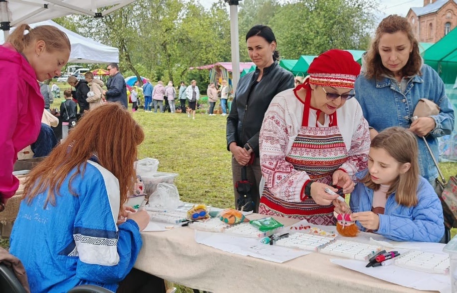 В Старой Ладоге, первой столице Руси, дети и взрослые раскрашивают бородатых викингов. 
