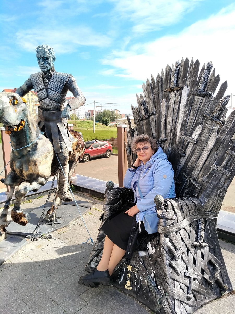 Сижу на днях возле одного из музеев Зеленоградска (Калининград) 