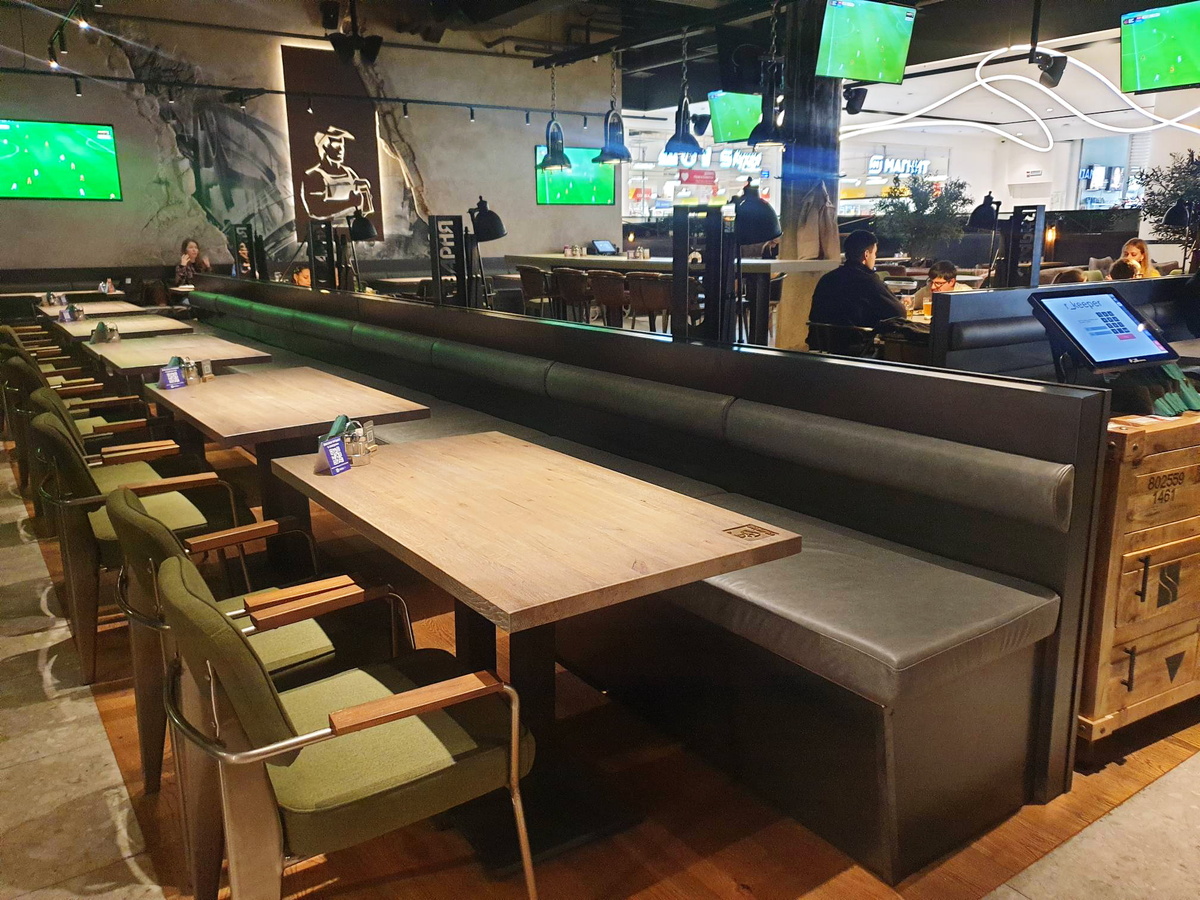 Общий вид зала пивного ресторана "Сварня". Вечернее освещение