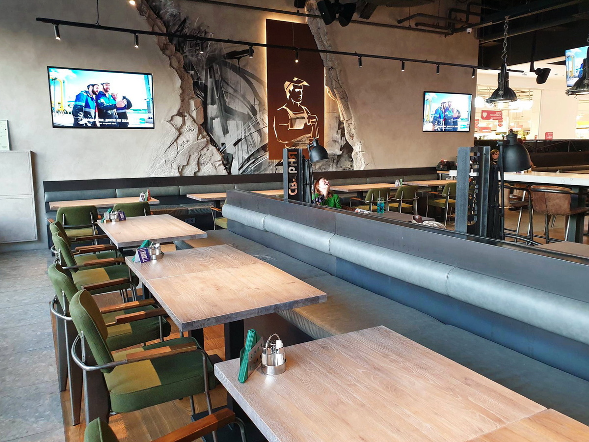 Общий вид зала пивного ресторана "Сварня". Дневное освещение. На дальней стене Сварщик :)