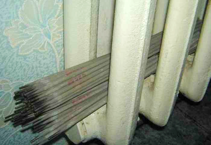 Кто-то хранит электроды вот так. А что, тоже вариант.