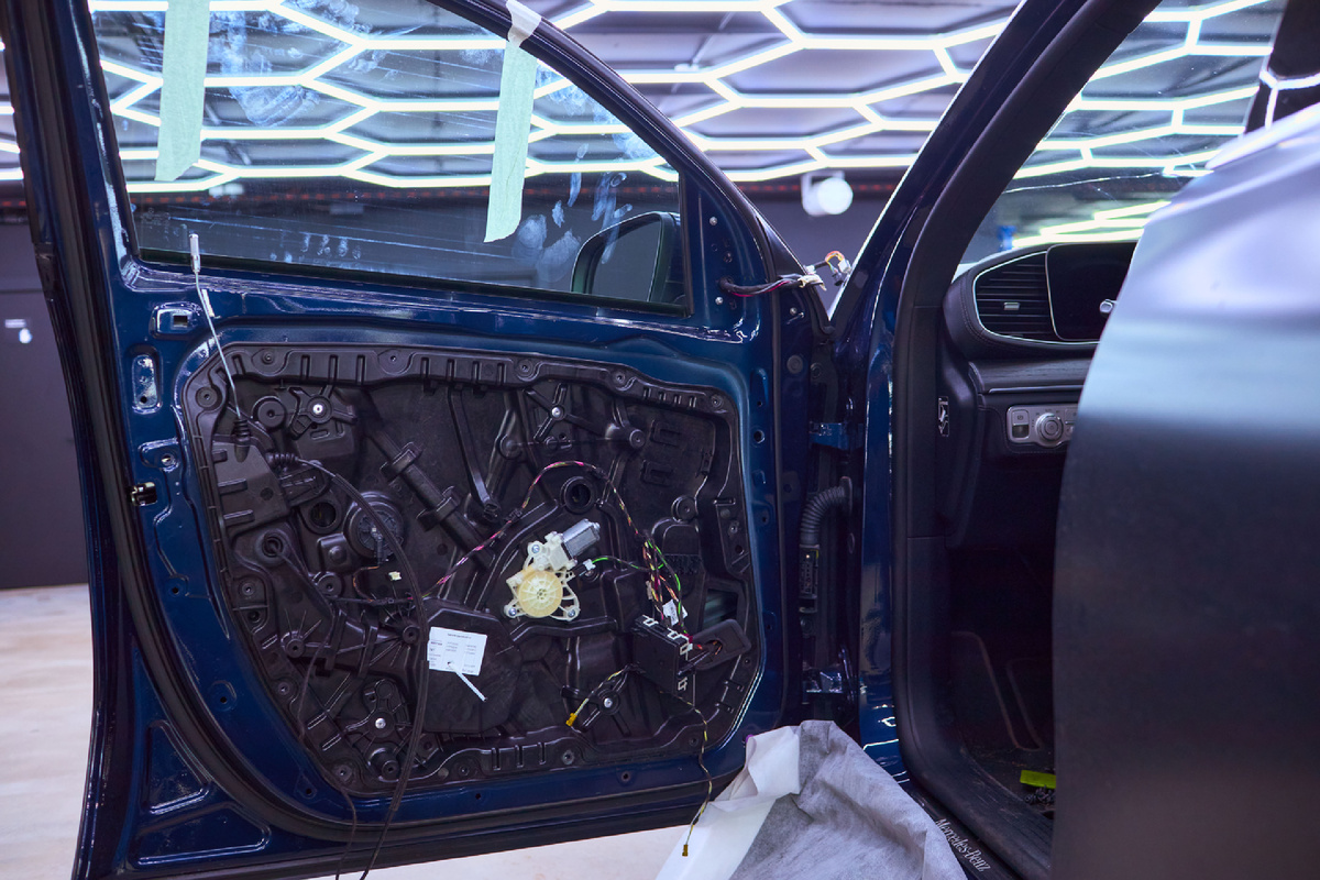 Источник фото: https://custom-heroes.ru/raboty/vid-uslugi/osnaschenie-avtomobilya/mercedes-benz-gle-w167-ustanovka-dovodchikov-dverey/