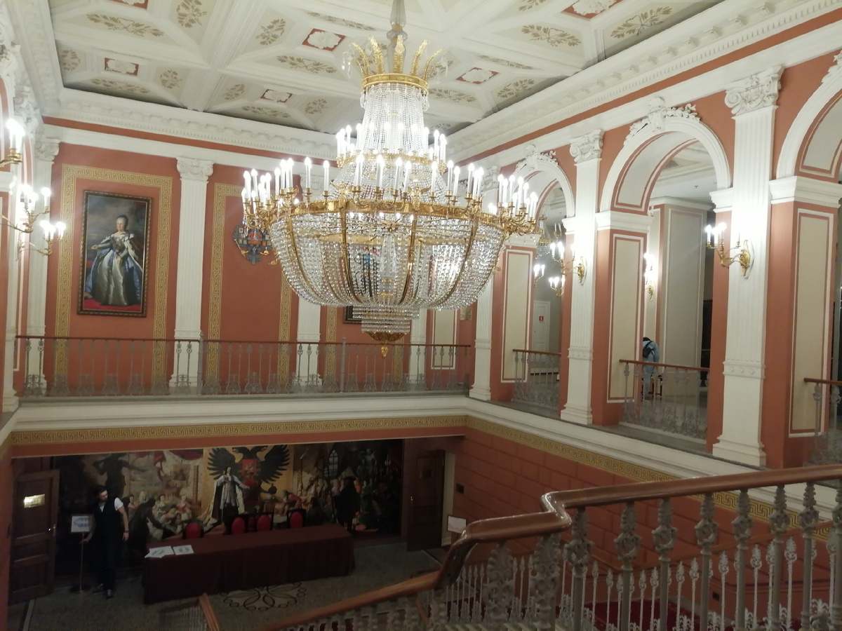 Парадная лестница с такой же парадной люстрой