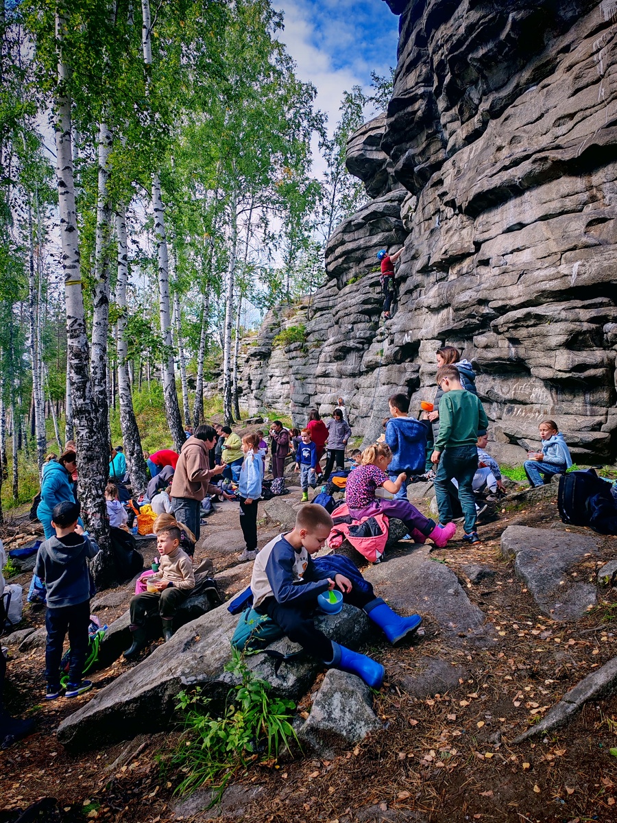 Ученики школы семейного образования «Эврика» в походе 1 сентября на Скалах Петра Гронского