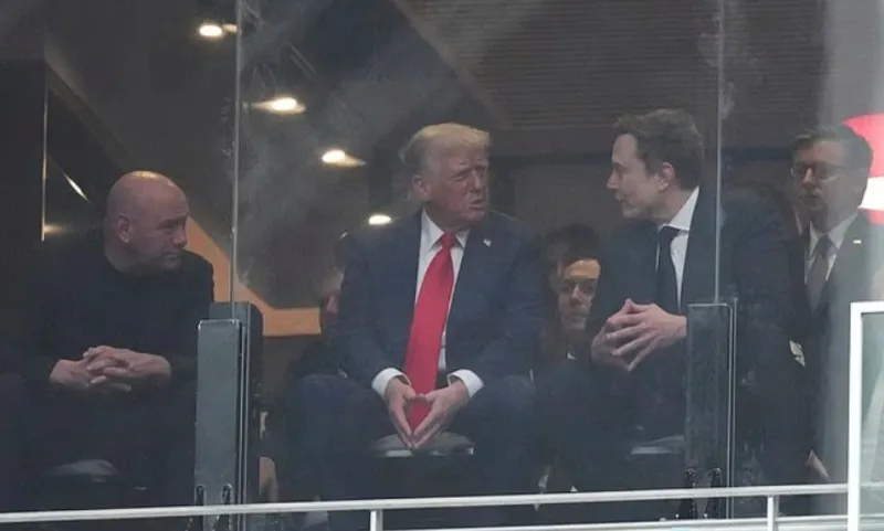 По данным Daily Mail, президент США сказал миллиардеру: «Я скучал по тебе».
Фото:
AP