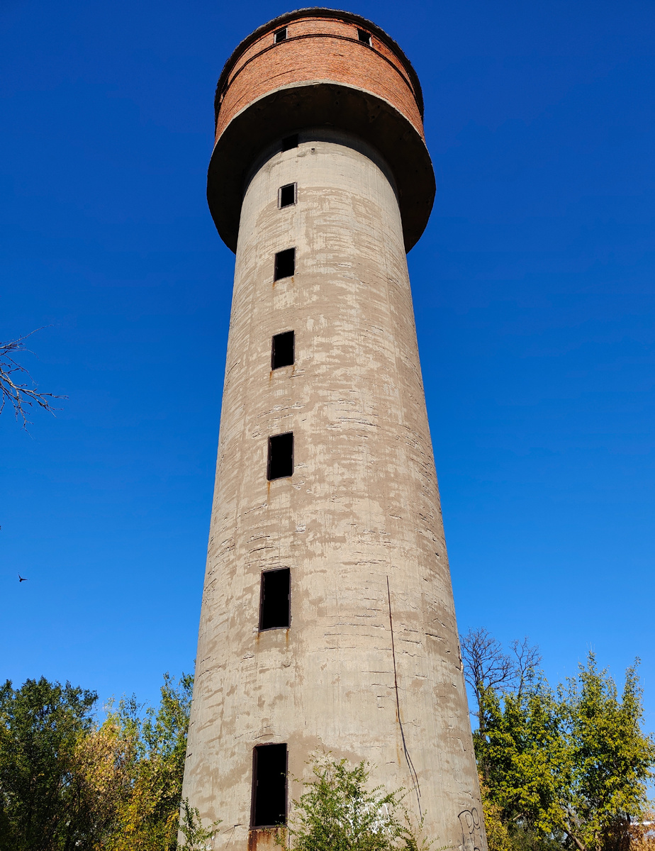 Рыцарь на страже, но уже ничего не надо сторожит. 