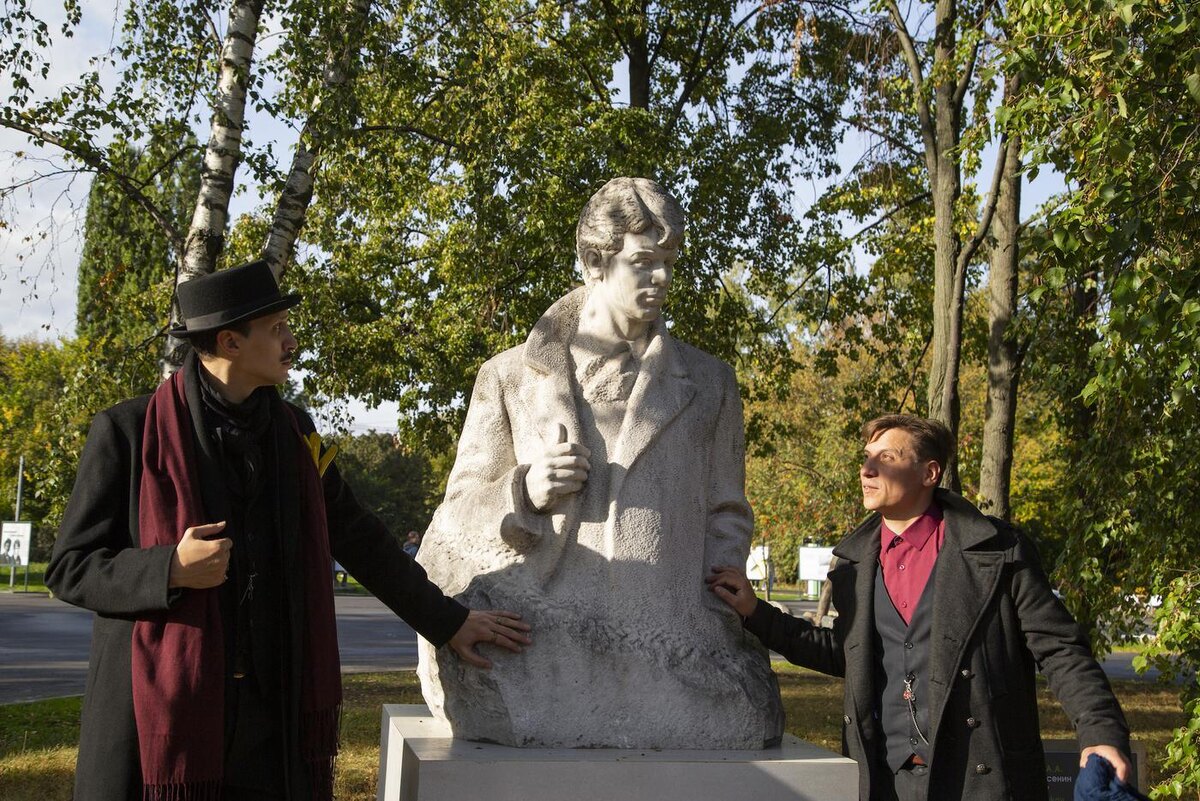 Артист Илья Долгих и худрук театра "МоноЛик" Сергей Иванов готовы говорить о Есенине часами. Торжественное открытие нового места скульптуры Сергея Есенина @Фёдор Масанов