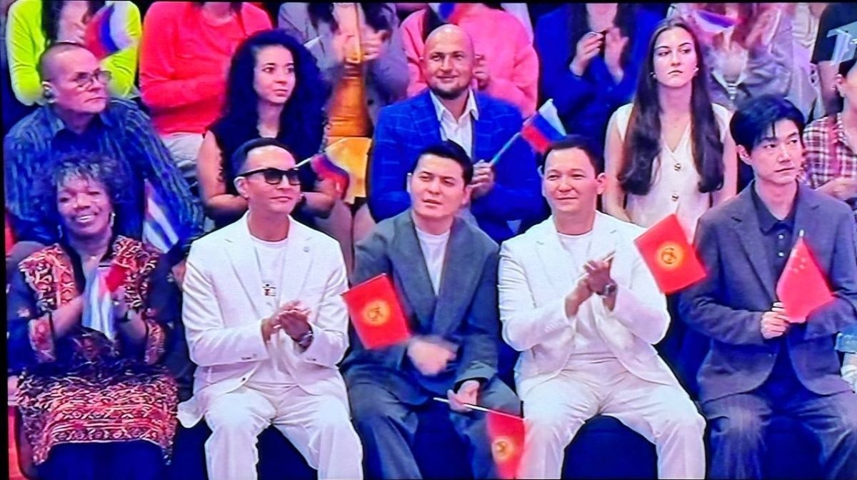    Олег Пикунов сидел вместе с иностранными делегациями