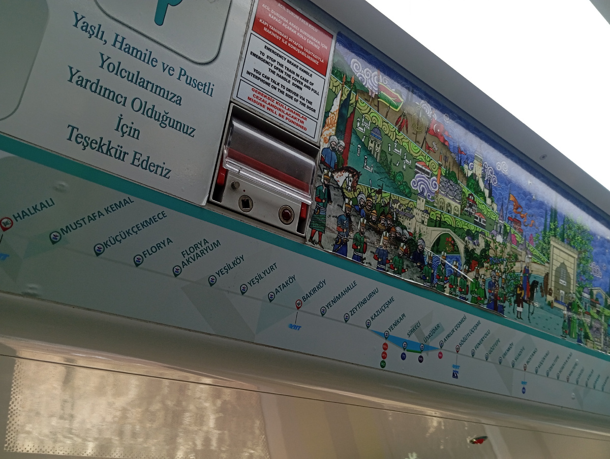 Едем до станции FLORYA. Красными кружками на схеме отмечены станции с пересадками. 