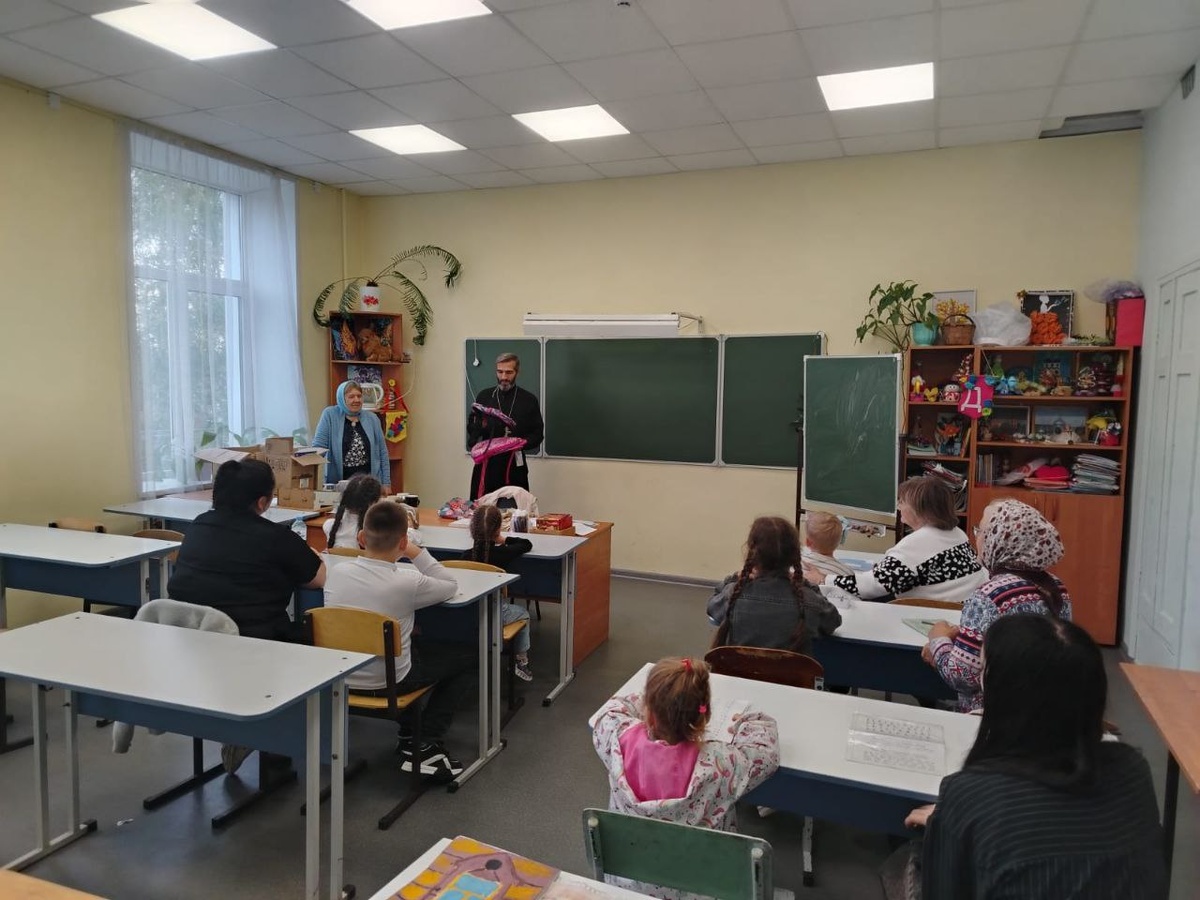 Иерей Михаил Войцешко обратился с напутственным словом к педагогам и воспитанникам воскресной школы.