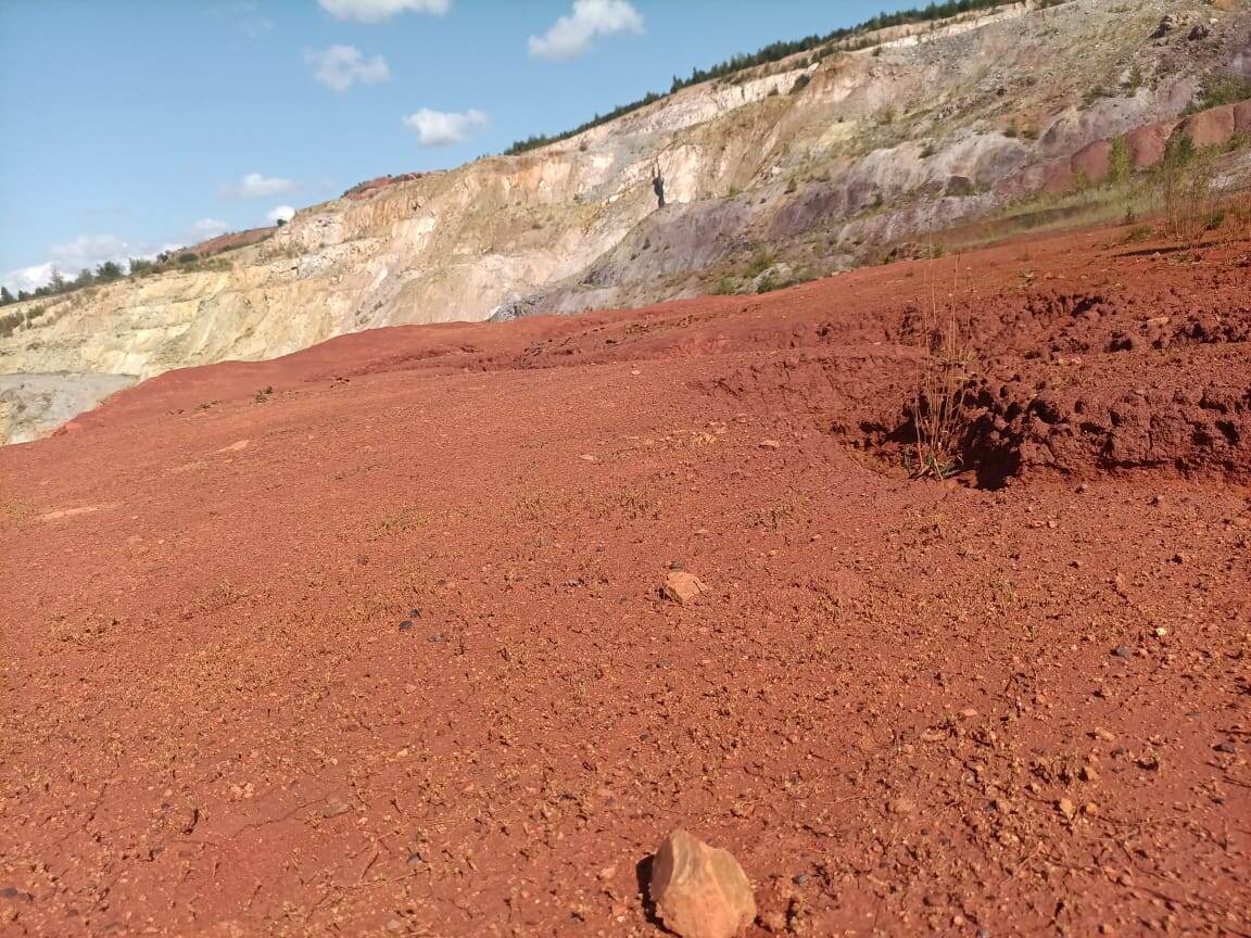 Как гласит инструкция по промышленной безопасности, ближе чем на 1,5 метра к краю полки подходить не безопасно (может обвалиться)