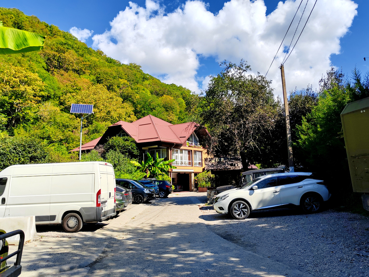Парковка перед входом в Свирское ущелье в Лазаревском. Фото автора