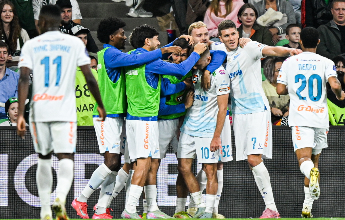    Футболисты "Зенита"  Степан Ноздрев/ТАСС