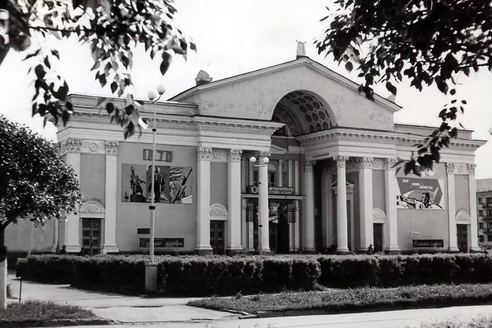 1970 год. Кинотеатр «40 лет Октября» в Лесном. Сейчас он носит название «Ретро». Источник: https://strana-rosatom.ru/2023/06/05/kak-slozhilas-unikalnaya-arhitektur/