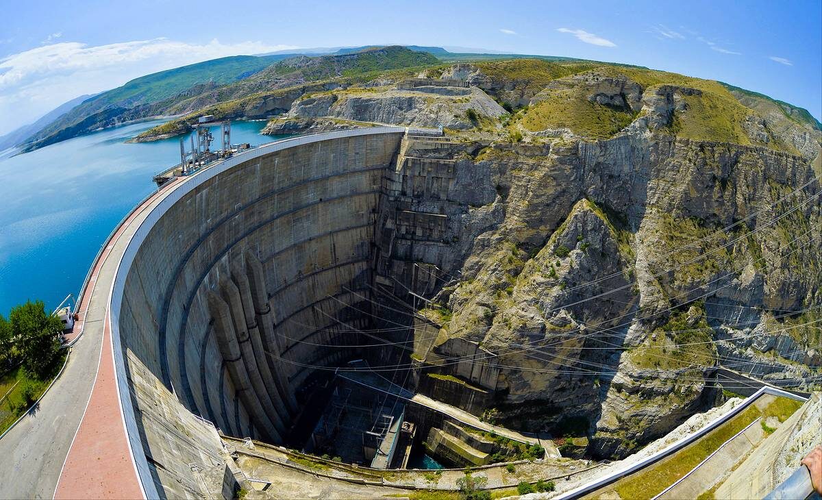 Дамба на Чиркейской ГЭС. Фото: Дмитрий Рогулин