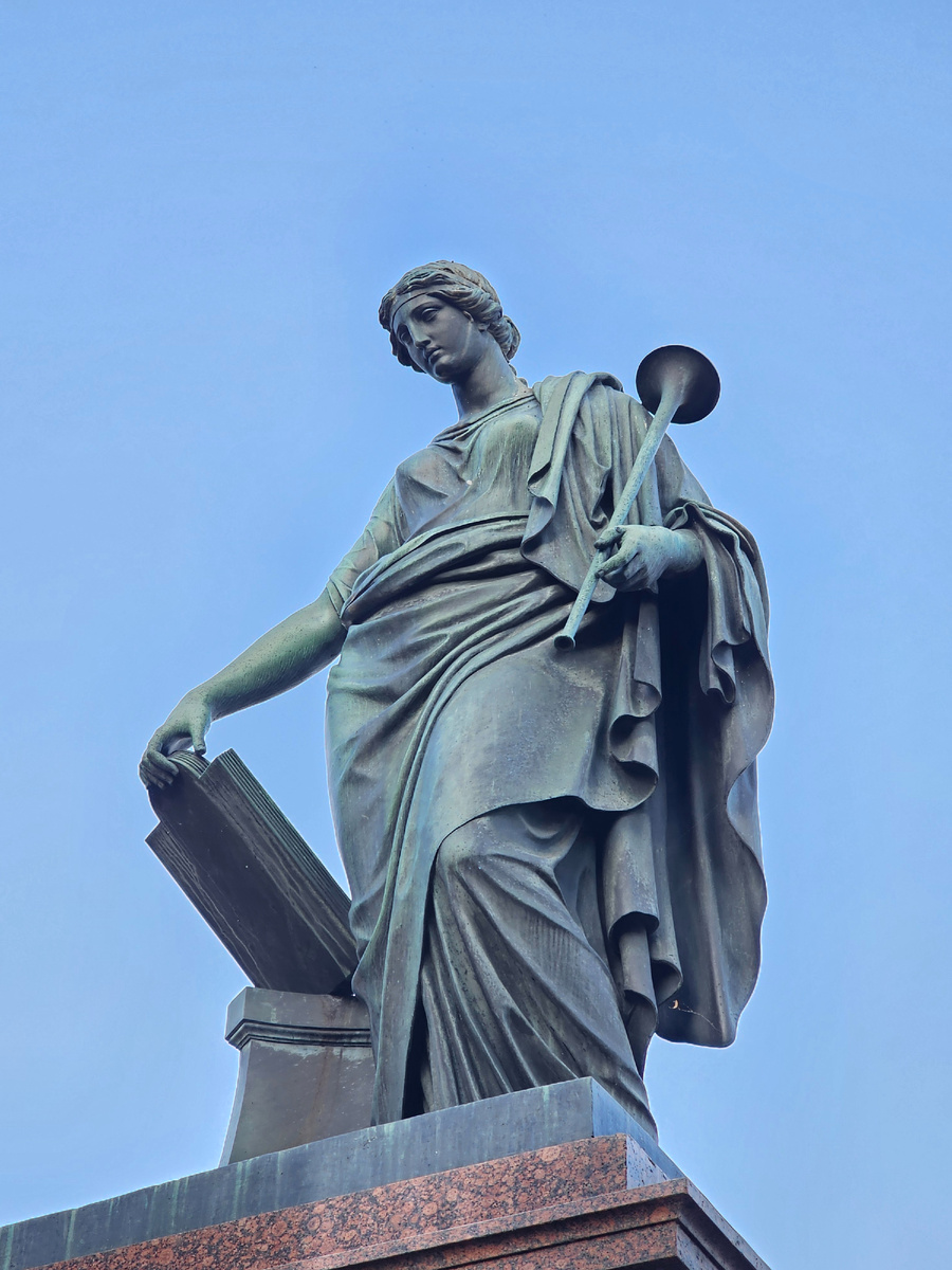 Статуя Клио  на памятнике