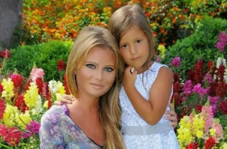 Детство Полины было невеселым