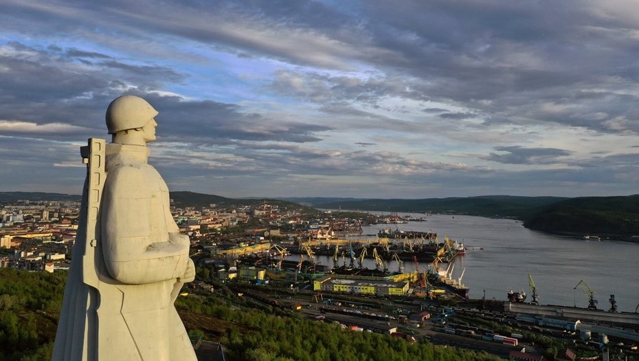    Вид на Мурманск, слева — памятник Защитникам Советского Заполярья. Автор фото: Лев Федосеев / ТАСС