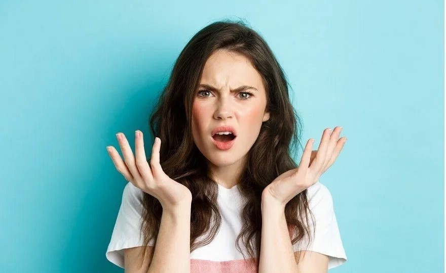 — Глянь, Ритка с бездомным под руку идет. Вот умора. До чего же бабы наши себя не уважают, — сказала соседка, но вскоре…