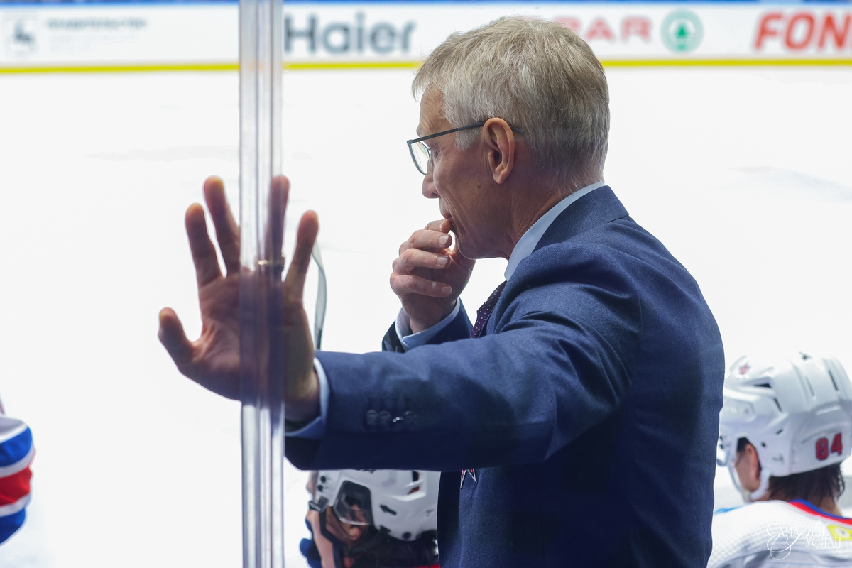 Игорь Ларионов на игре против "бывшей" команды