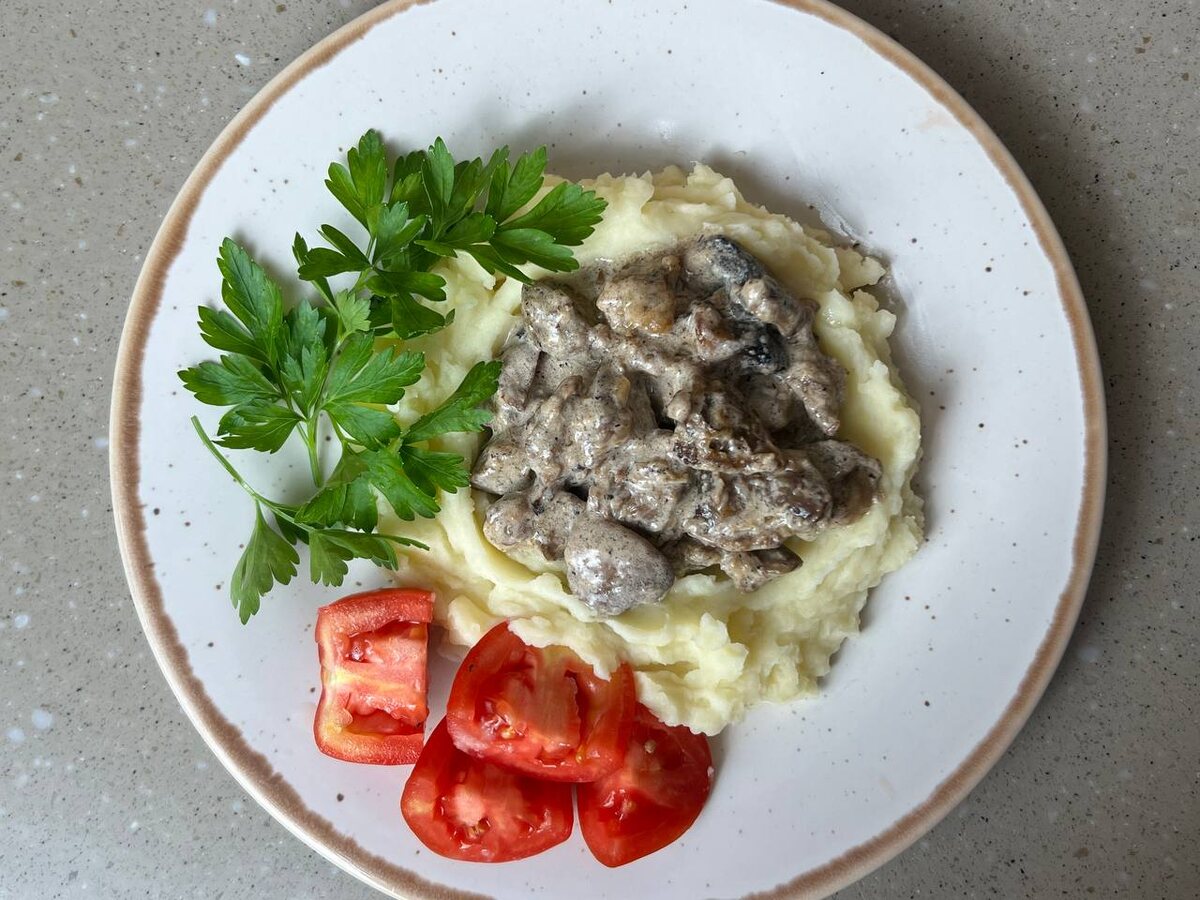 Тушеные куриные желудочки с шампиньонами в сливочном соусе