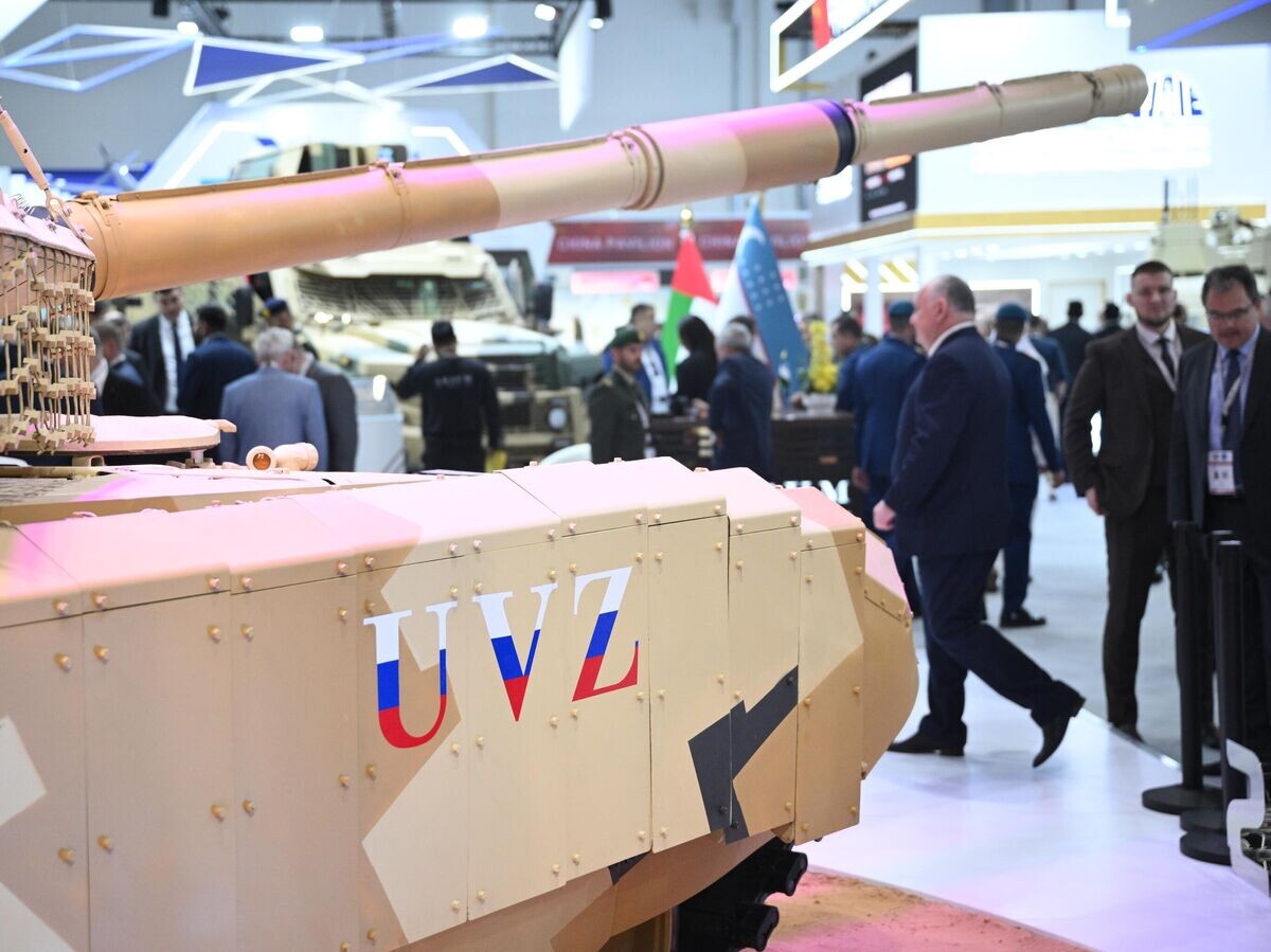    Танк Т-90МС на стенде Рособоронэкспорта на выставке IDEX 2025 в Объединенных Арабских Эмиратах© РИА Новости / Кирилл Зыков