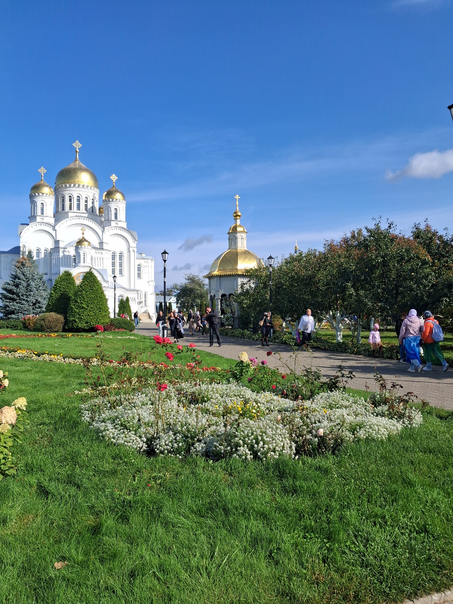 Слева - Преображенский собор Свято-Троицкого Серафимо-Дивеевского монастыря. Фото автора.