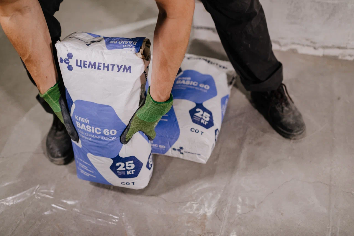 Современные плиточные клеи тоже имеют в составе цемент и песок — но еще и массу полезных добавок