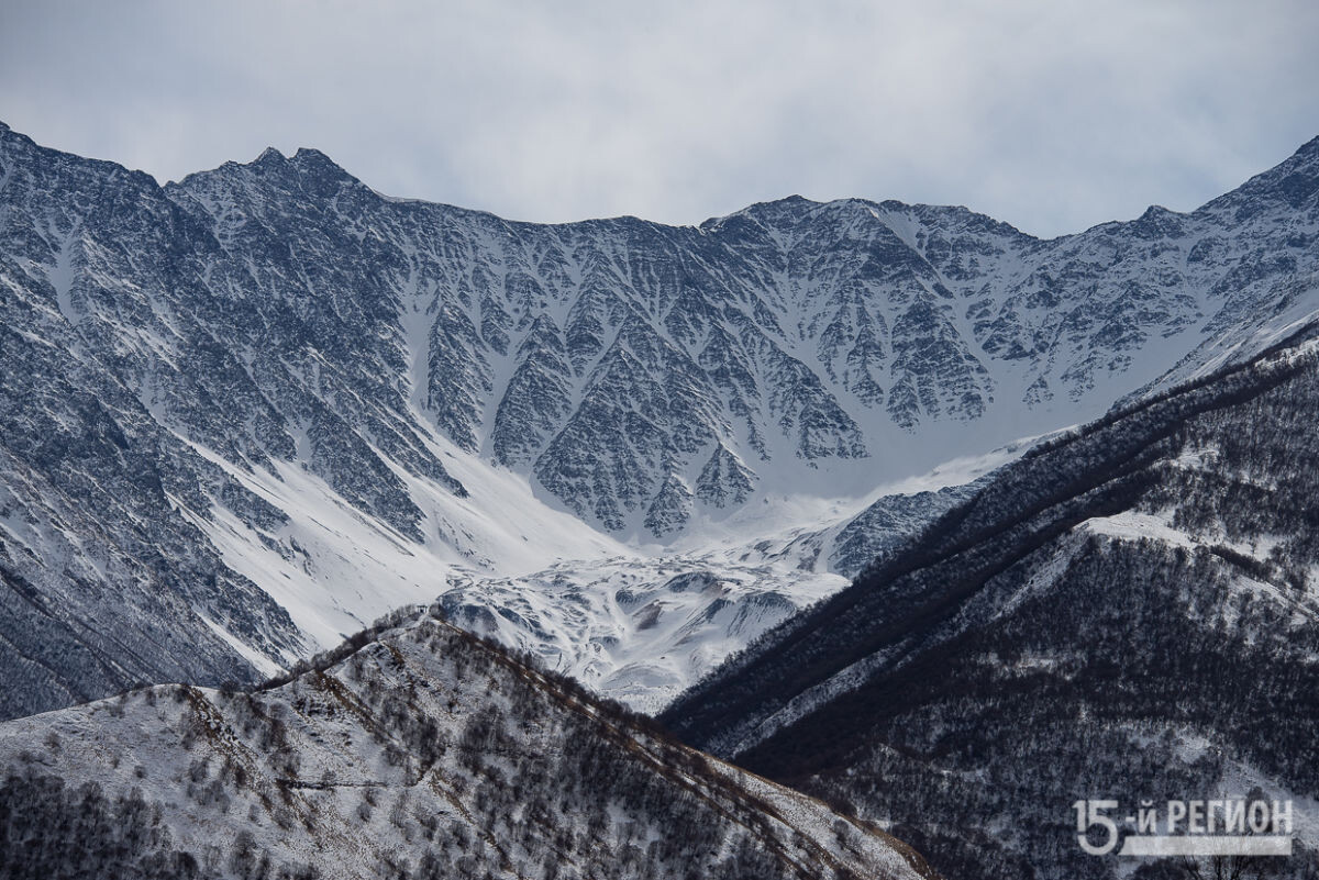 Вершина горы Джимара́ с ледником Колка. Автор фото: Константин 15-Фарниев
