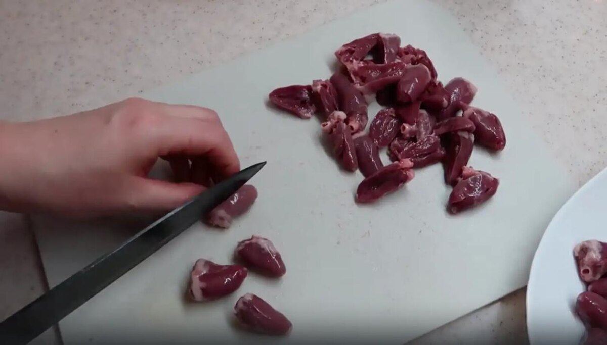 Вкусные рецепты курицы и филе / Rutube📷Нарежьте сердечки пополам
