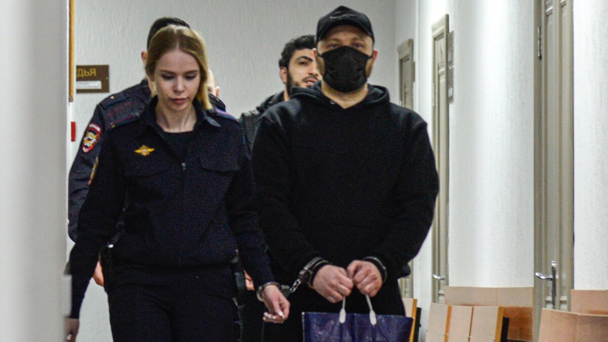   Альберт Дзень / ТАСС- Предприниматель Артем Айрапетян перед началом рассмотрения уголовного дела в отношении производителей напитка «Мистер сидр». Архивное фото