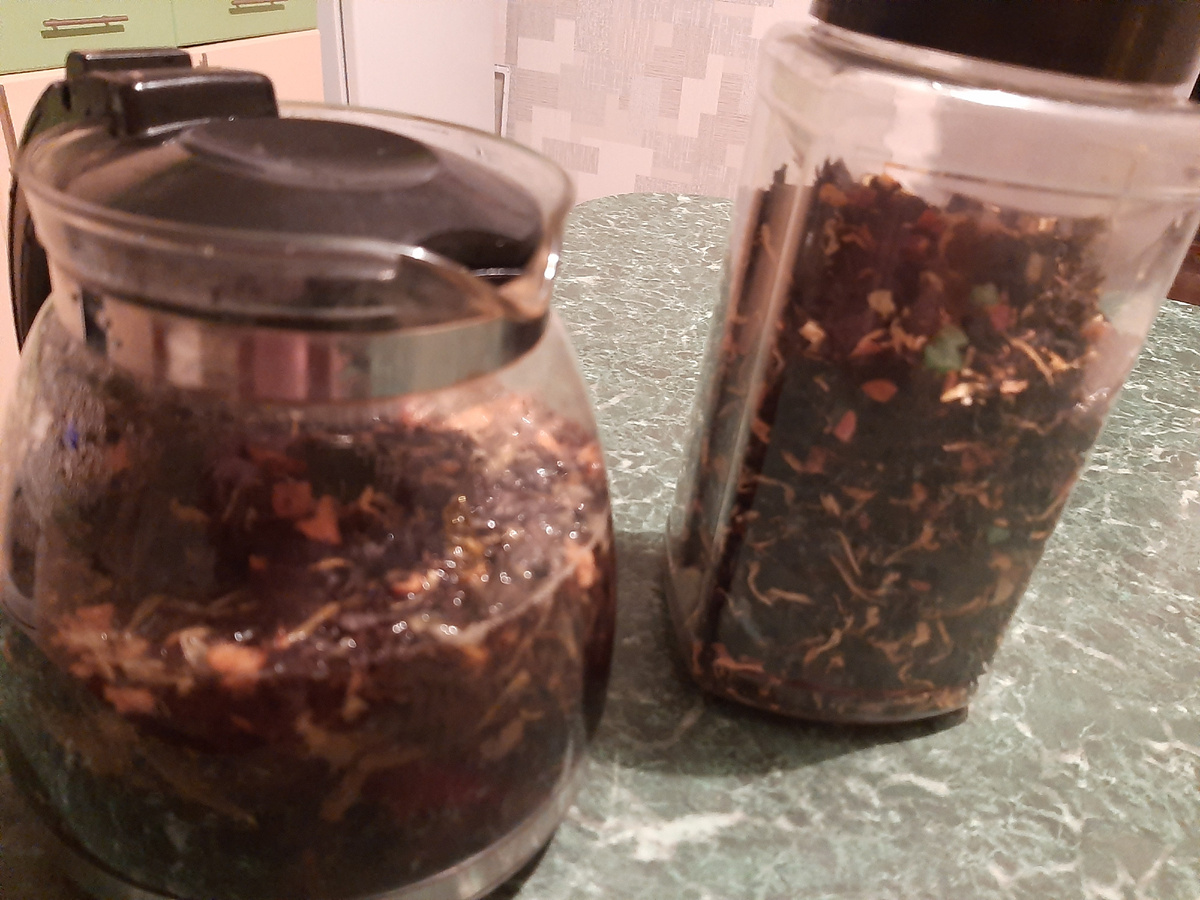 Встретили на днях в другом городе родственницу со стороны супруга, были в гстях у нее. Передала чай :) Вкусный очень!