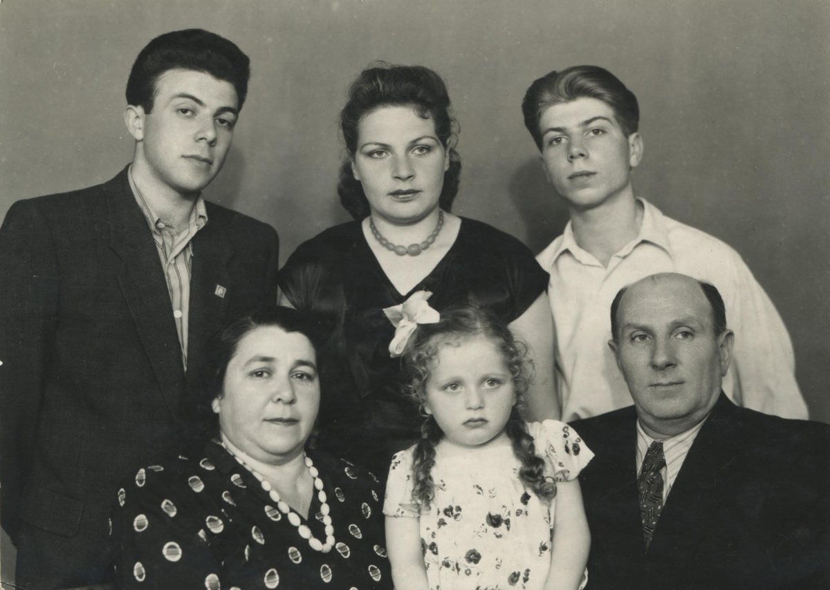 Вадим Мулерман с семьей. Вадим на фото в правом верхнем углу. Родители - Иосиф и Эмилия Мулерман - в нижнем ряду. 1950-е годы.