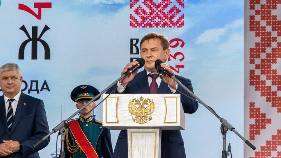 Председатель Воронежской областной думы Владимир Нетесов (на фото в центре) должен покинуть пост, чтобы стать сенатором РФ.📷Фото: Егор Снетков / Коммерсантъ