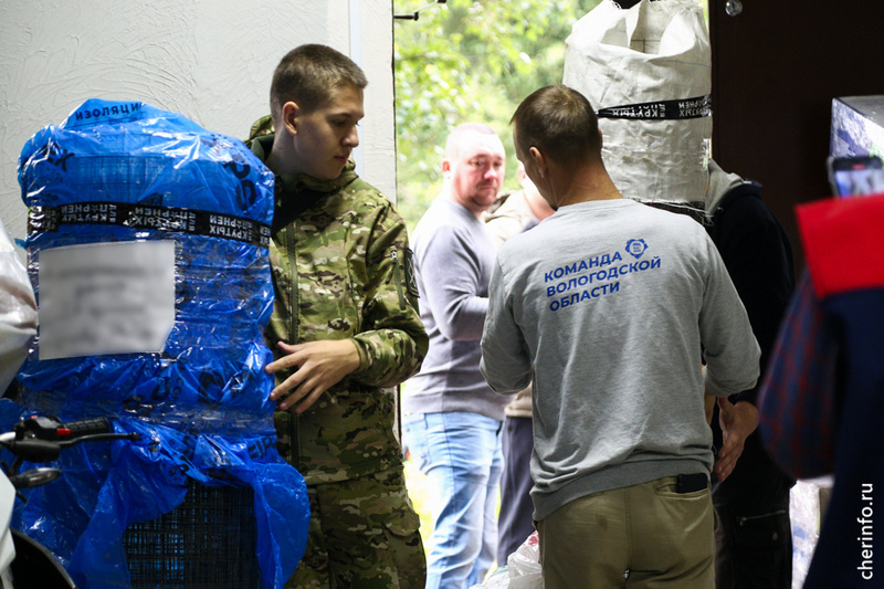    Фуру с помощью загрузили у "Алмаза". Машина поедет в Луганскую, Донецкую республики и Белгородскую область.