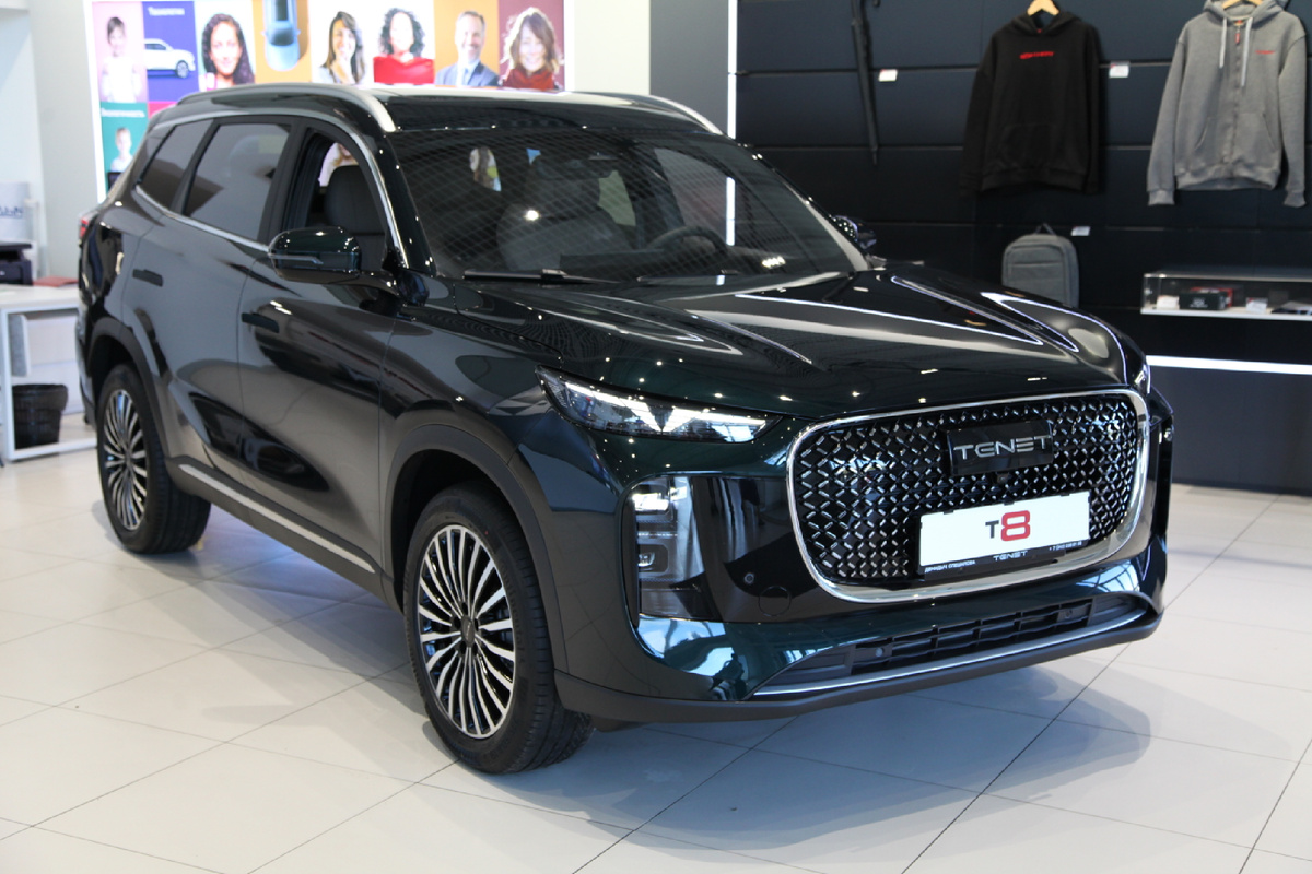 У T8 полностью светодиодные фары (LED‑фары). Такие фары по сравнению с галогеновыми потребляют на ~50 % меньше энергии, обеспечивая при этом примерно на 30 % большую освещённость.