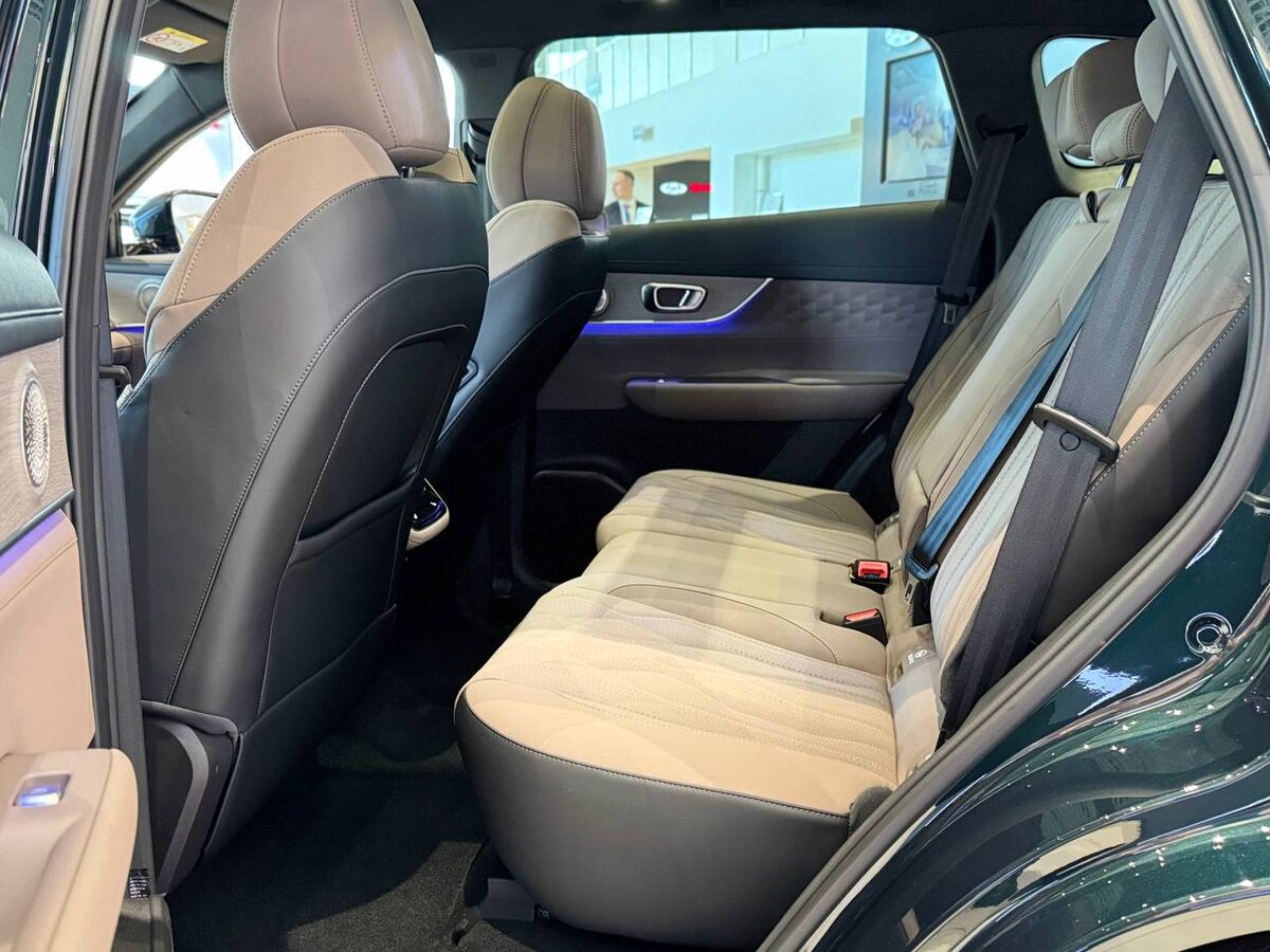 Второй ряд для самых важных пассажиров - наших детей и родителей. 