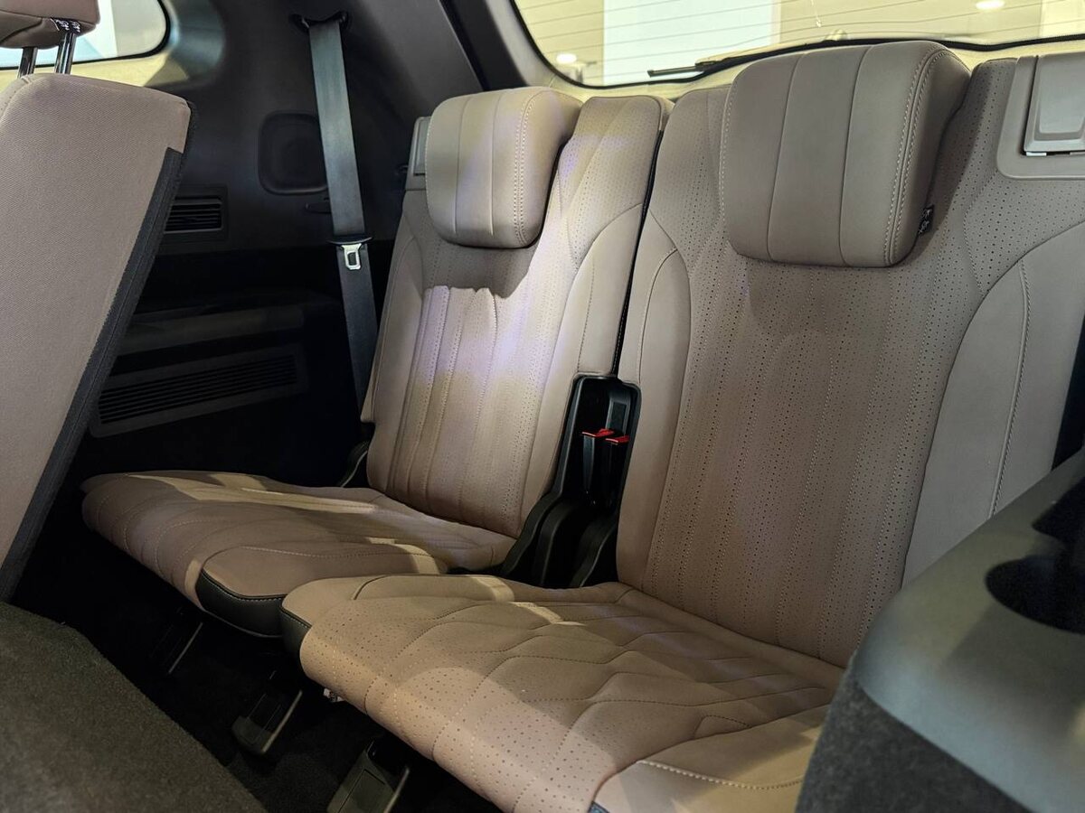 Третий ряд сидений для двух пассажиров. 