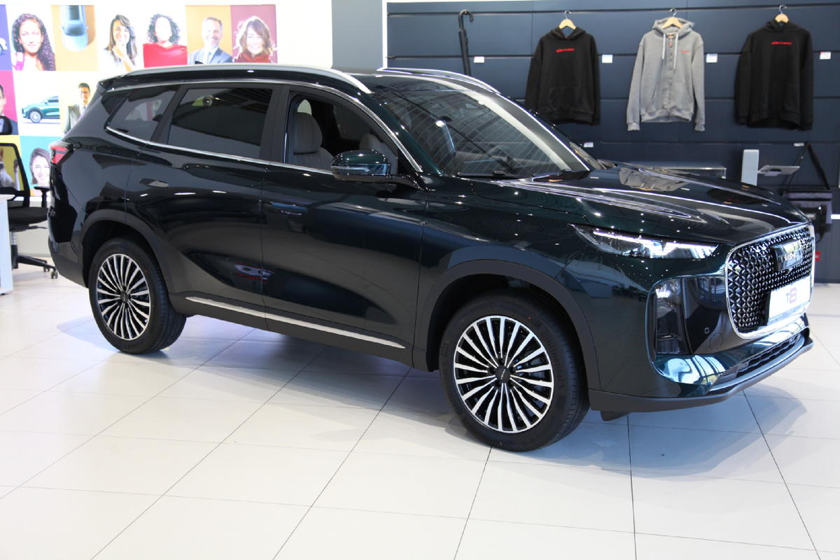 Габариты 4725×1860×1705 мм, колесная база 2710 мм, клиренс 196 мм 