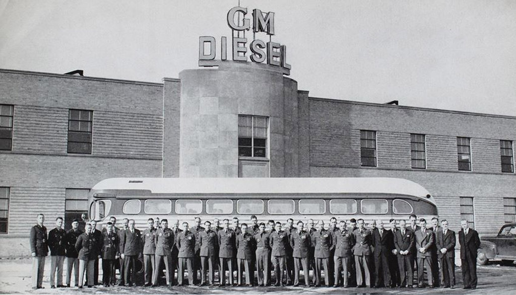 У входа в Detroit Diesel, наличие автобуса на заднем плане символично.