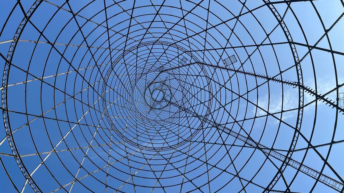 Форма башни напоминает паутинку