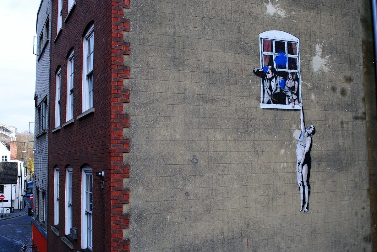 Работа Бэнкси "Хорошо висящий любовник", Бристоль, 2006 год.