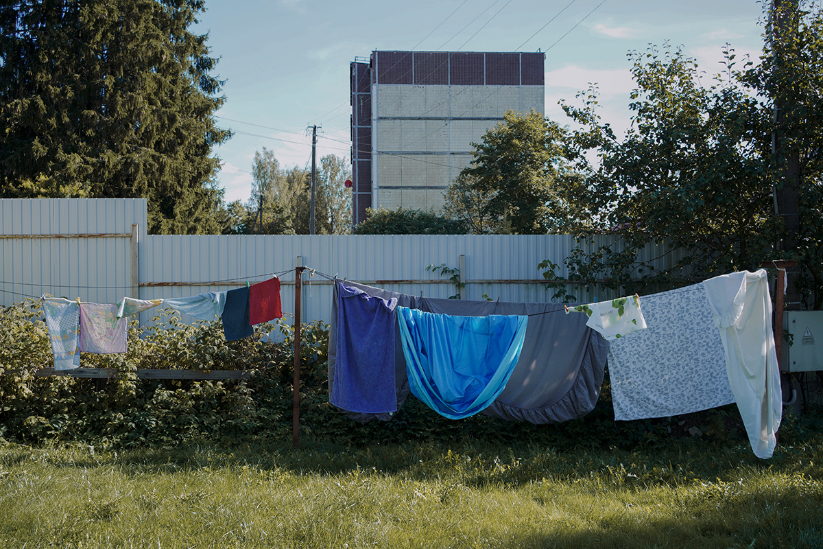 Одежда сушится возле Дома сопровождаемого проживания в Раздолье
Фото: Мария Гельман для ТД
