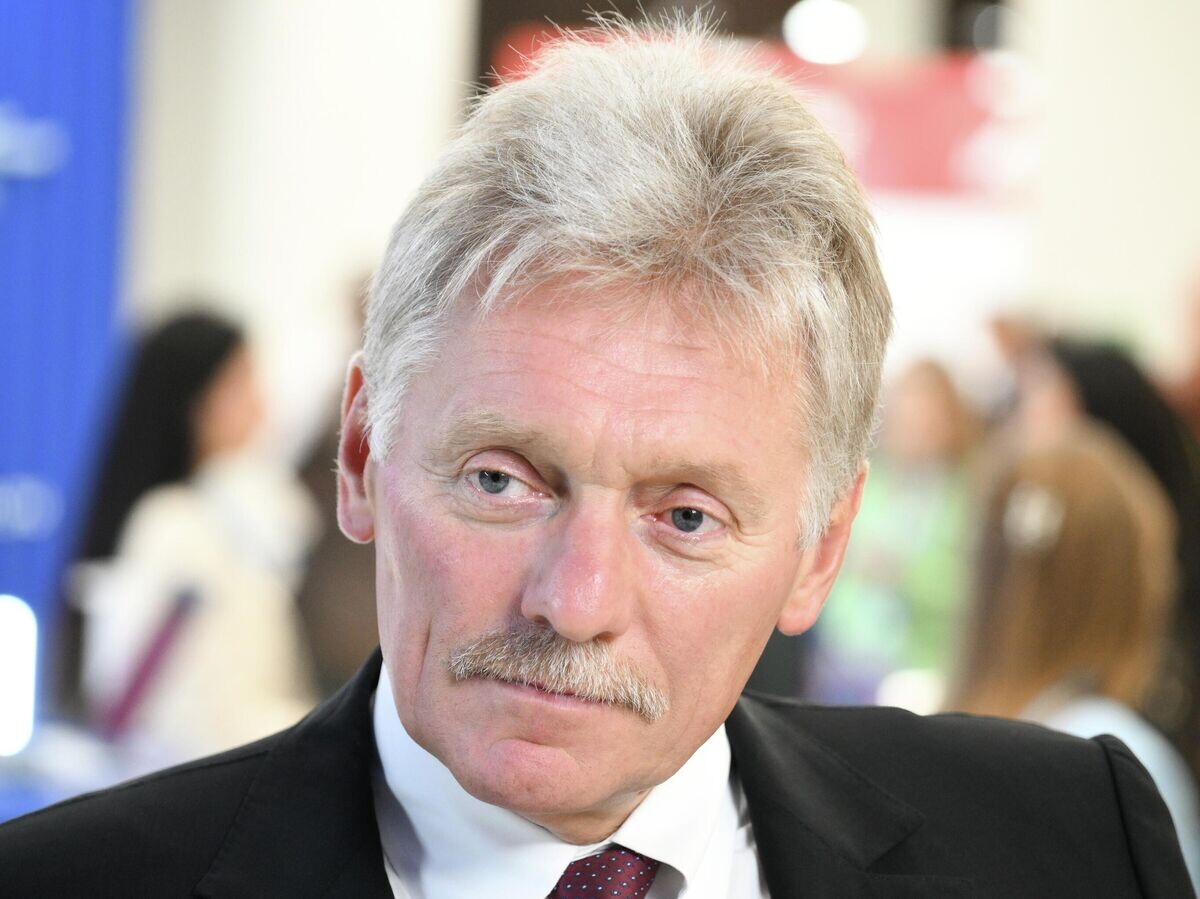    Пресс-секретарь президента РФ Дмитрий Песков на стенде РИА Новости на ВЭФ-2025© РИА Новости / Владимир Астапкович
