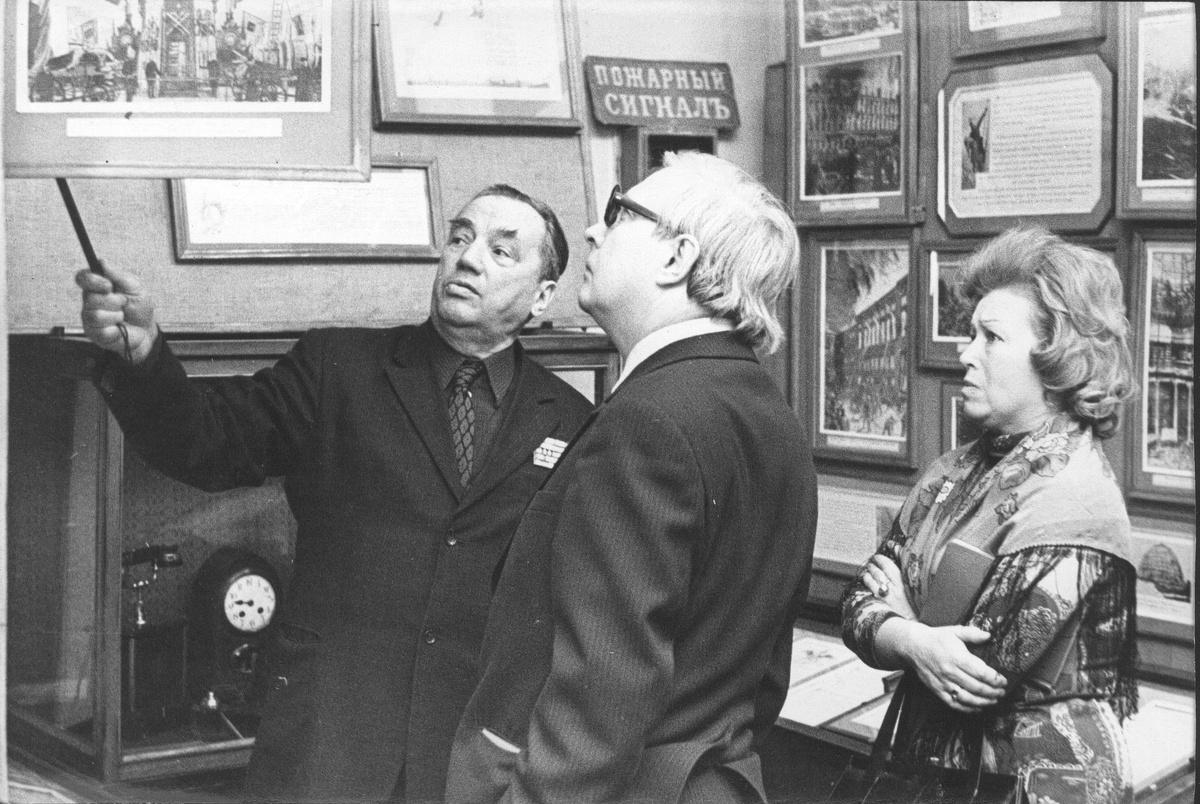 Борис Иванович Кончаев проводит экскурсию по выставке(музею который теперь носит его имя)