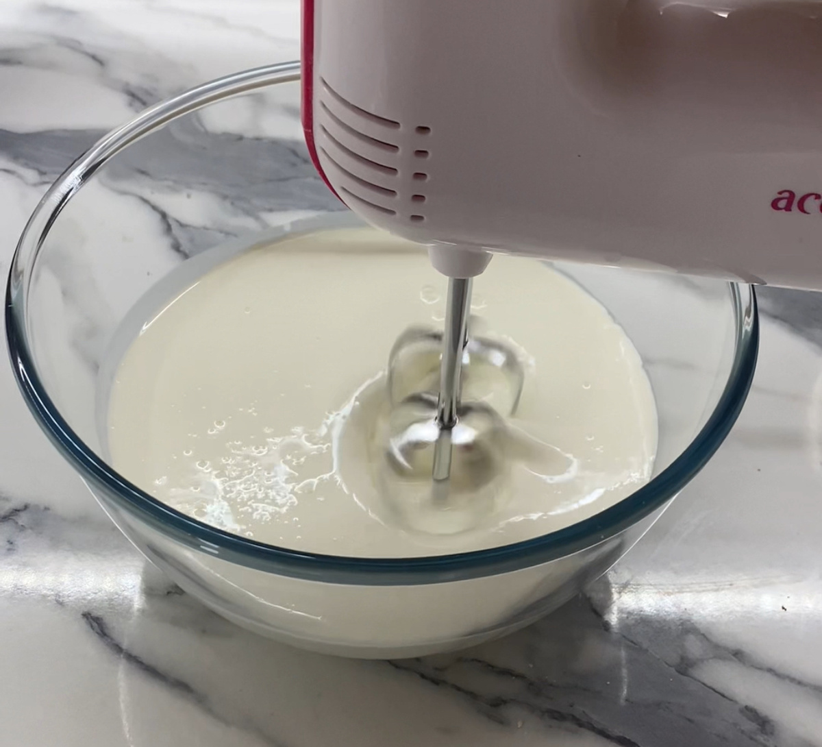 Взбить охлажденные сливки.