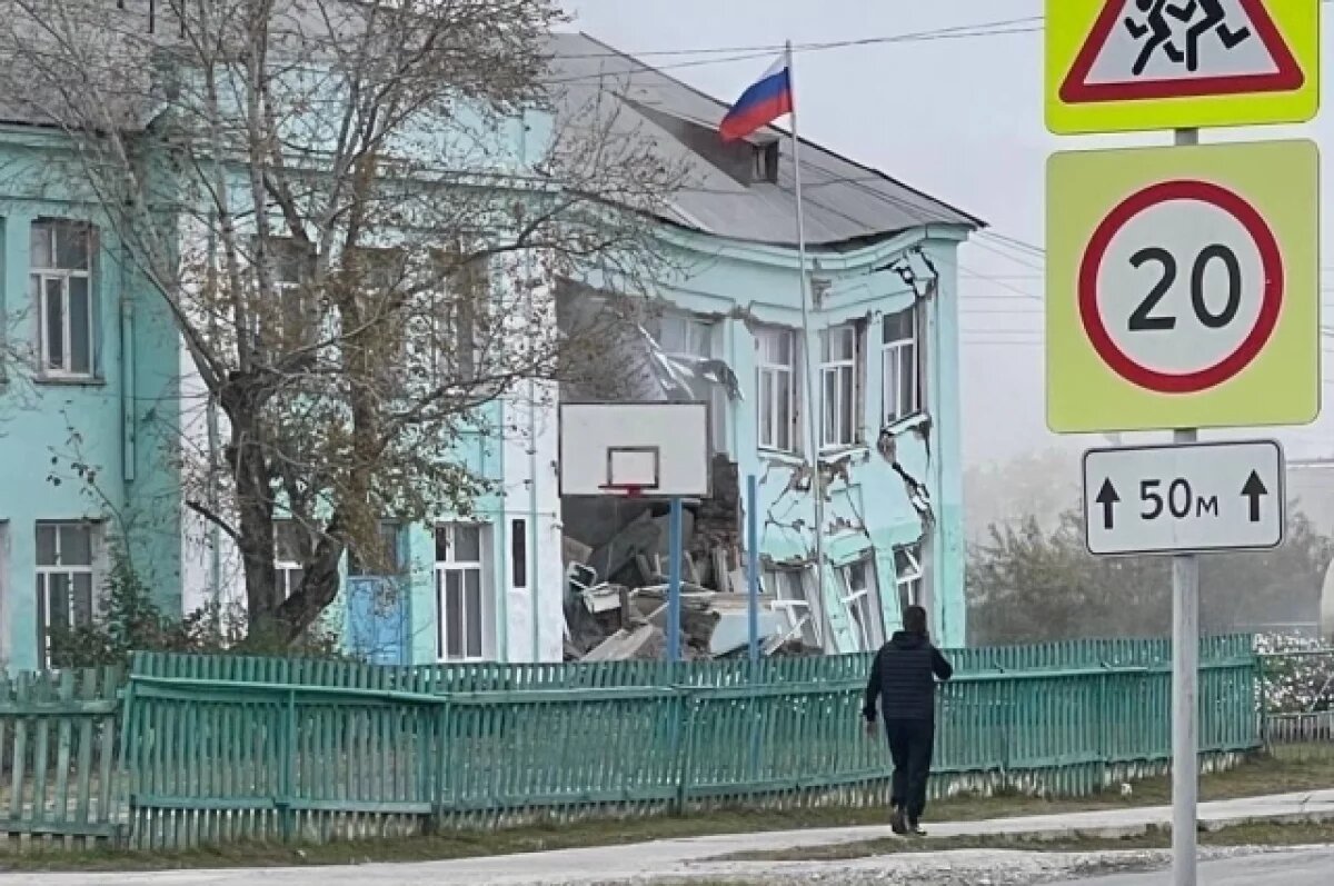    Местные жители уже жаловались властям на состояние школы.