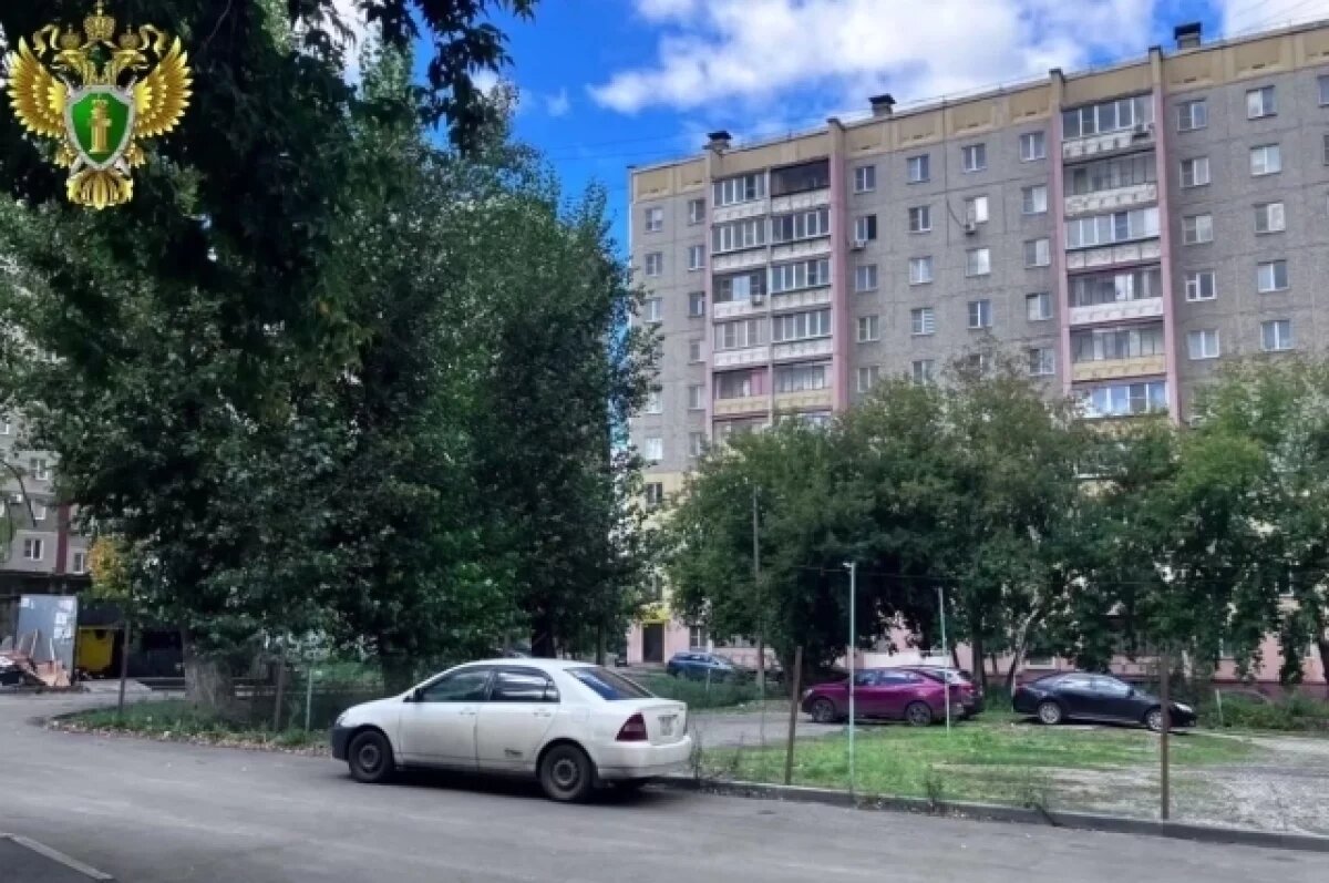    В Челябинске снесли незаконную автостоянку во дворе дома