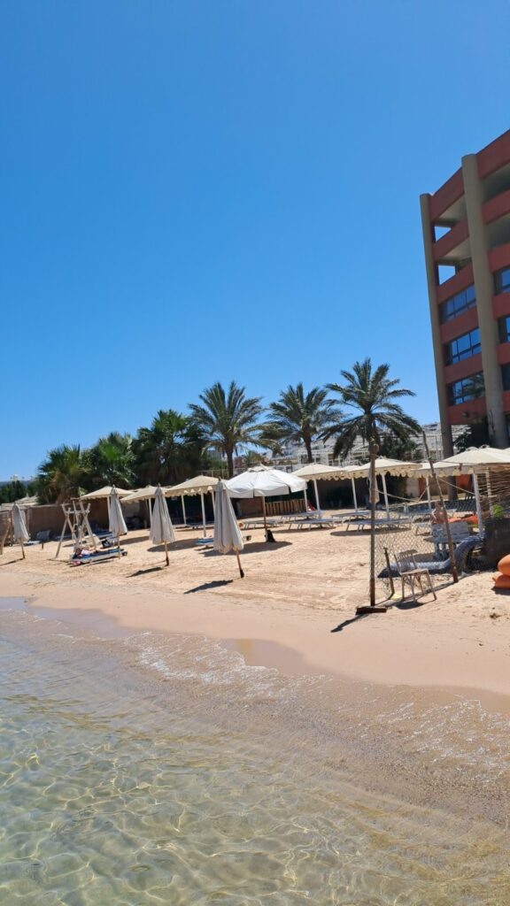    Министерство туризма Египта закрыло шесть отелей на Красном море, усилив контроль за качеством и безопасностью. Фото для Канала [Лиля. Египет]