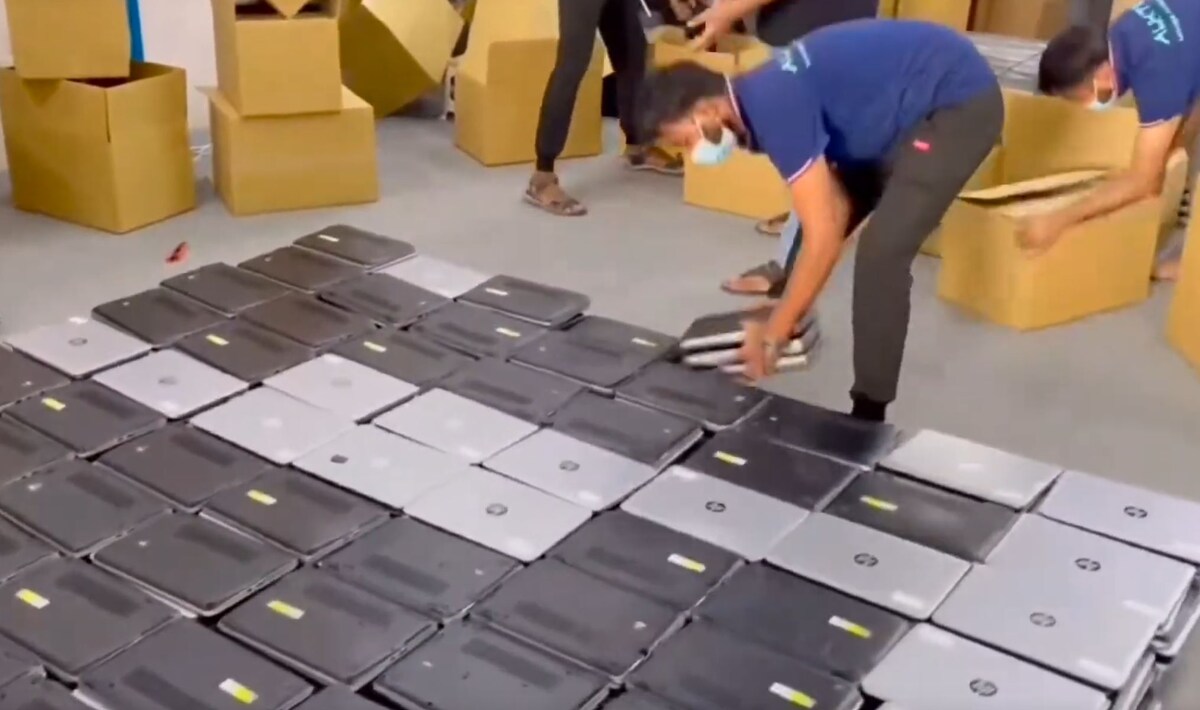 момент распаковки коробок с поступившей техникой. 